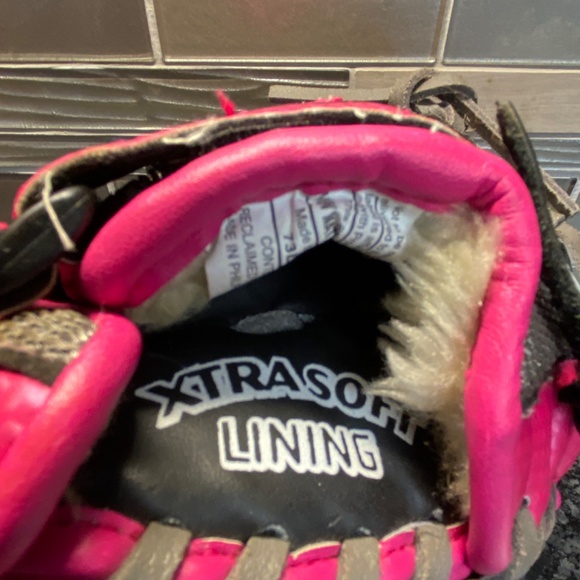 LOUISVILLE SLUGGER DIVA SERIES DV14-HP 10 1/2 LEFT Handed Glove - Picture 7 of 11